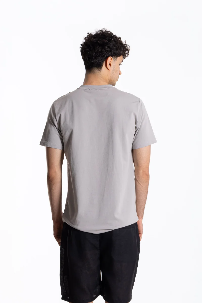 شايبس تيشيرت بطبعة شعار بقصة ضيقة